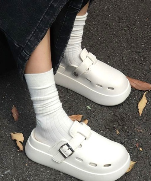 Vipoa（ヴィポア）の「Belt design slippon sandals（サンダル・レディース・ホワイト/ブラック・LARGE/MEDIUM/SMALL）」の14枚目の写真