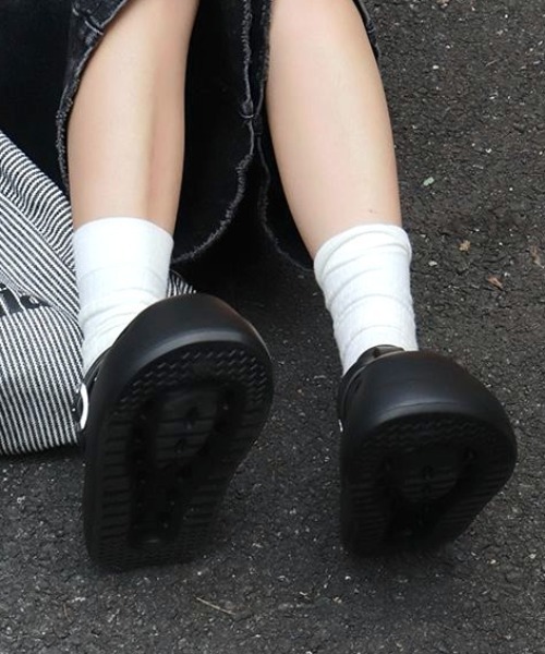 Vipoa（ヴィポア）の「Belt design slippon sandals（サンダル・レディース・ホワイト/ブラック・LARGE/MEDIUM/SMALL）」の5枚目の写真