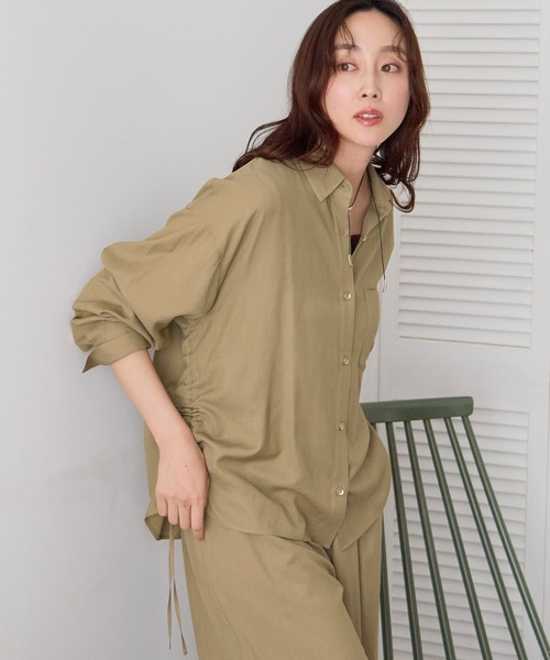 Elura(エルーラ)の「シャリサラドロストシャツ≪セットアップ対応≫/661824(シャツ/ブラウス・レディース・ダークブラウン/ベージュ/ネイビー/ライトピンク・FREE)」の2枚目の写真