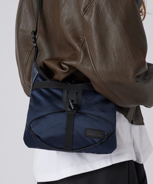 WHITE MOUNTAINEERING(ホワイトマウンテニアリング)の「White Mountaineering/ホワイトマウンテニアリング × BRIEFING/ブリーフィング EVERYDAY SACOCHE ブランドロゴ サコッシュ 2026年春夏(ショルダーバッグ・メンズ・ブラック/ネイビー/グレー・FREE)」の1枚目の写真
