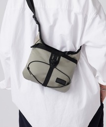 WHITE MOUNTAINEERING（ホワイトマウンテニアリング）の「White Mountaineering/ホワイトマウンテニアリング × BRIEFING/ブリーフィング EVERYDAY SACOCHE ブランドロゴ サコッシュ 2026年春夏（ショルダーバッグ）」