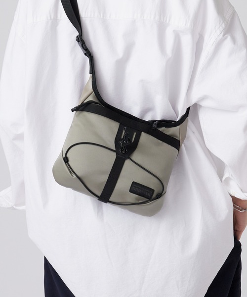 WHITE MOUNTAINEERING(ホワイトマウンテニアリング)の「White Mountaineering/ホワイトマウンテニアリング × BRIEFING/ブリーフィング EVERYDAY SACOCHE ブランドロゴ サコッシュ 2026年春夏(ショルダーバッグ・メンズ・ブラック/ネイビー/グレー・FREE)」の3枚目の写真