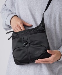 WHITE MOUNTAINEERING（ホワイトマウンテニアリング）の「White Mountaineering/ホワイトマウンテニアリング × BRIEFING/ブリーフィング EVERYDAY SACOCHE ブランドロゴ サコッシュ 2026年春夏（ショルダーバッグ）」