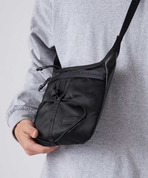 WHITE MOUNTAINEERING(ホワイトマウンテニアリング)の「White Mountaineering/ホワイトマウンテニアリング × BRIEFING/ブリーフィング EVERYDAY SACOCHE ブランドロゴ サコッシュ 2026年春夏(ショルダーバッグ・メンズ・ブラック/ネイビー/グレー・FREE)」の6枚目の写真