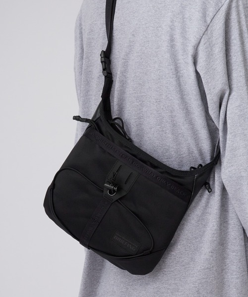 WHITE MOUNTAINEERING(ホワイトマウンテニアリング)の「White Mountaineering/ホワイトマウンテニアリング × BRIEFING/ブリーフィング EVERYDAY SACOCHE ブランドロゴ サコッシュ 2026年春夏(ショルダーバッグ・メンズ・ブラック/ネイビー/グレー・FREE)」の7枚目の写真