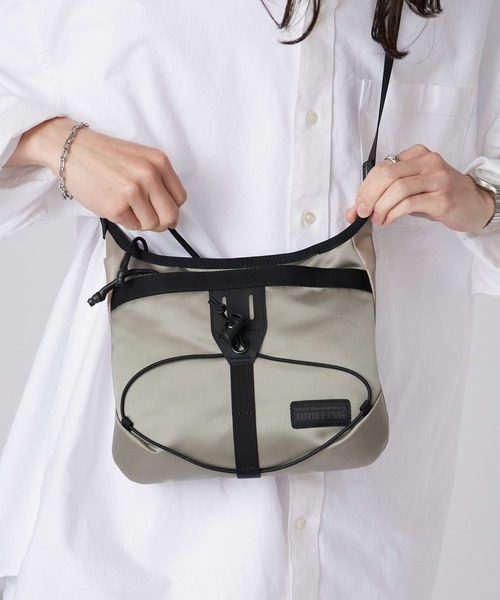 WHITE MOUNTAINEERING(ホワイトマウンテニアリング)の「White Mountaineering/ホワイトマウンテニアリング × BRIEFING/ブリーフィング EVERYDAY SACOCHE ブランドロゴ サコッシュ 2026年春夏(ショルダーバッグ・メンズ・ブラック/ネイビー/グレー・FREE)」の13枚目の写真