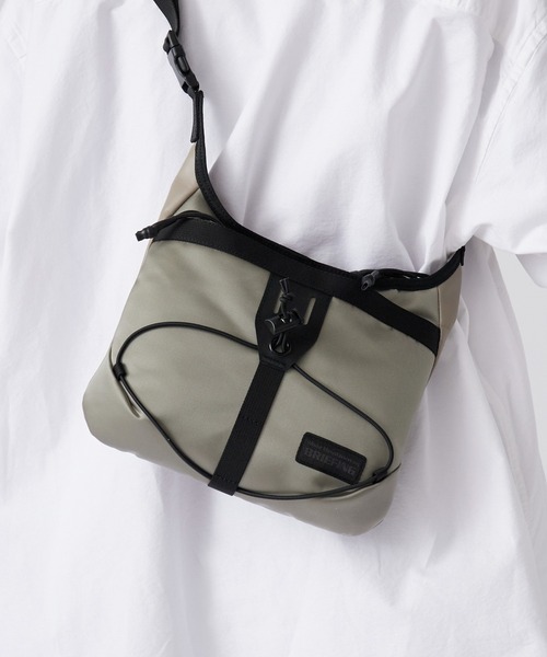 WHITE MOUNTAINEERING(ホワイトマウンテニアリング)の「White Mountaineering/ホワイトマウンテニアリング × BRIEFING/ブリーフィング EVERYDAY SACOCHE ブランドロゴ サコッシュ 2026年春夏(ショルダーバッグ・メンズ・ブラック/ネイビー/グレー・FREE)」の11枚目の写真