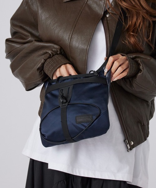 WHITE MOUNTAINEERING(ホワイトマウンテニアリング)の「White Mountaineering/ホワイトマウンテニアリング × BRIEFING/ブリーフィング EVERYDAY SACOCHE ブランドロゴ サコッシュ 2026年春夏(ショルダーバッグ・メンズ・ブラック/ネイビー/グレー・FREE)」の18枚目の写真