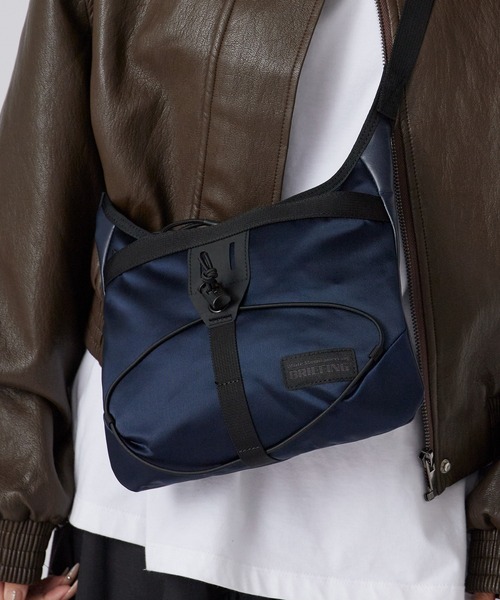 WHITE MOUNTAINEERING(ホワイトマウンテニアリング)の「White Mountaineering/ホワイトマウンテニアリング × BRIEFING/ブリーフィング EVERYDAY SACOCHE ブランドロゴ サコッシュ 2026年春夏(ショルダーバッグ・メンズ・ブラック/ネイビー/グレー・FREE)」の16枚目の写真