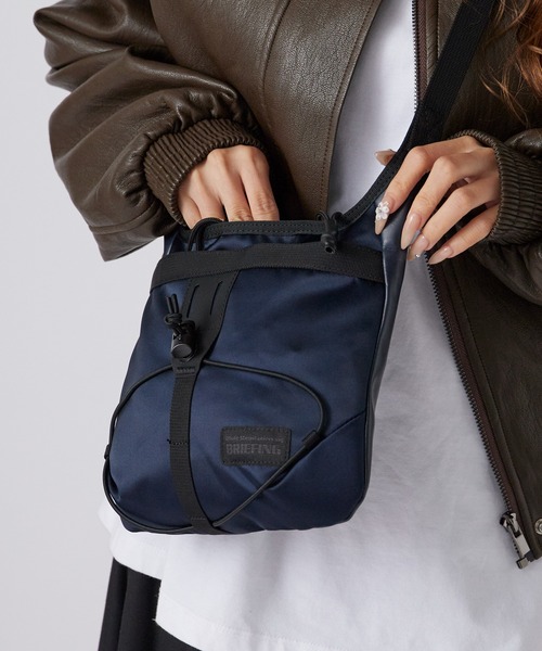 WHITE MOUNTAINEERING(ホワイトマウンテニアリング)の「White Mountaineering/ホワイトマウンテニアリング × BRIEFING/ブリーフィング EVERYDAY SACOCHE ブランドロゴ サコッシュ 2026年春夏(ショルダーバッグ・メンズ・ブラック/ネイビー/グレー・FREE)」の17枚目の写真