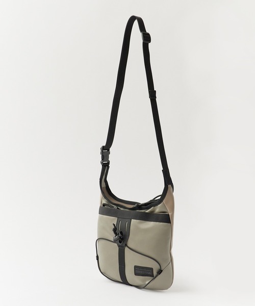 WHITE MOUNTAINEERING(ホワイトマウンテニアリング)の「White Mountaineering/ホワイトマウンテニアリング × BRIEFING/ブリーフィング EVERYDAY SACOCHE ブランドロゴ サコッシュ 2026年春夏(ショルダーバッグ・メンズ・ブラック/ネイビー/グレー・FREE)」の10枚目の写真