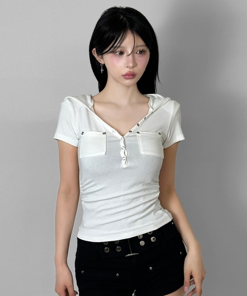 FOLLOWIN(フォロウィン)の「3color/スナップボタンフードTシャツ(Tシャツ/カットソー・レディース・ホワイト/ブラック×ホワイト/ブラック・FREE)」の5枚目の写真