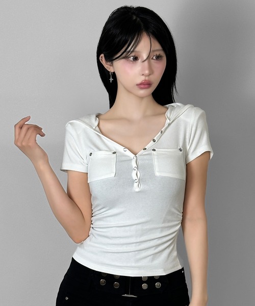 FOLLOWIN(フォロウィン)の「3color/スナップボタンフードTシャツ(Tシャツ/カットソー・レディース・ホワイト/ブラック×ホワイト/ブラック・FREE)」の6枚目の写真