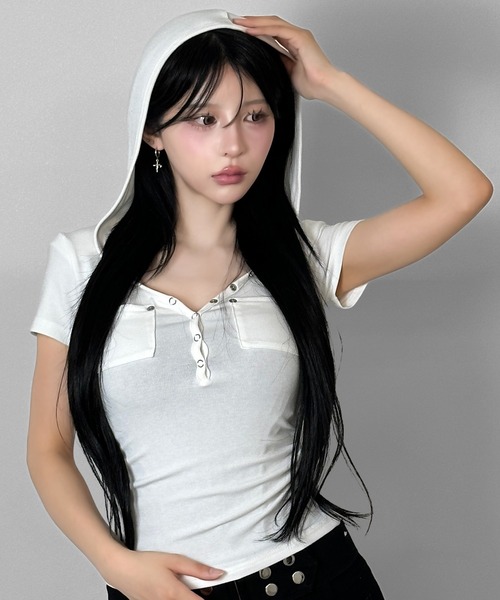 FOLLOWIN(フォロウィン)の「3color/スナップボタンフードTシャツ(Tシャツ/カットソー・レディース・ホワイト/ブラック×ホワイト/ブラック・FREE)」の13枚目の写真