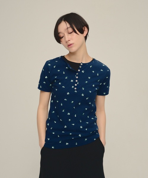 eL(エル)の「【eL】Flower Henley Neck Pullover SS /708163(Tシャツ/カットソー・レディース・ネイビー系1/ホワイト系その他・FREE)」の2枚目の写真