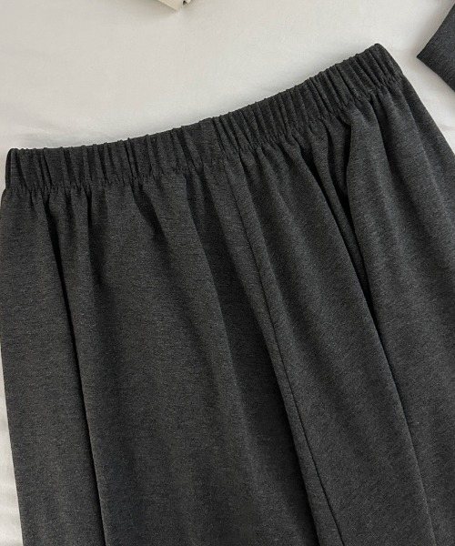 AMAJI(アマジ)の「オフショルダートップス+フレアスカート セットアップ(ネックレス付き)(セットアップ・レディース・ダークグレー/ブラック/ライトグレー・FREE)」の5枚目の写真