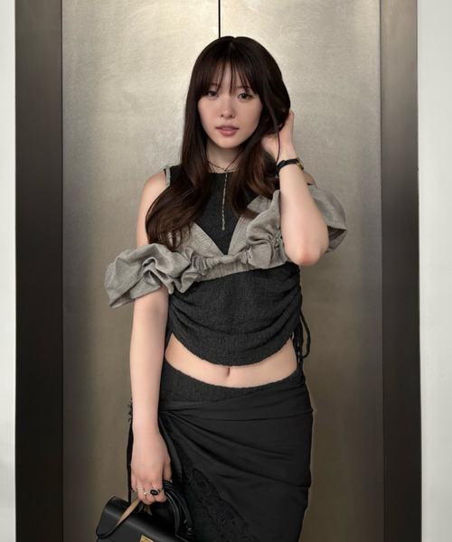 SENEE(セニー)の「shirring soft knit tops(シャーリングソフトニットトップス)(ニット/セーター・レディース・アイボリー/サンドベージュ/ブラック・FREE)」の4枚目の写真