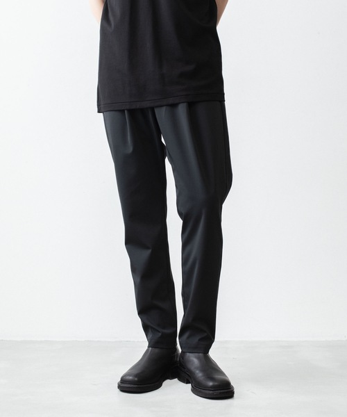 ATTACHMENT（アタッチメント）の「【 LIMITED 】ルカマットツイスト レギュラーフィット イージートラウザーズ / LUCA MATTE TWIST REGULAR FIT EASY TROUSERS（スラックス・メンズ・カーキ/ブラック・3/2/1/4）」の2枚目の写真