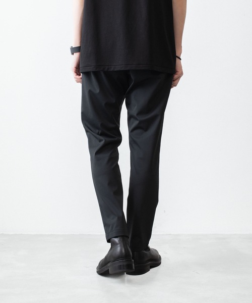 ATTACHMENT（アタッチメント）の「【 LIMITED 】ルカマットツイスト レギュラーフィット イージートラウザーズ / LUCA MATTE TWIST REGULAR FIT EASY TROUSERS（スラックス・メンズ・カーキ/ブラック・3/2/1/4）」の8枚目の写真