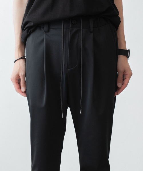 ATTACHMENT（アタッチメント）の「【 LIMITED 】ルカマットツイスト レギュラーフィット イージートラウザーズ / LUCA MATTE TWIST REGULAR FIT EASY TROUSERS（スラックス・メンズ・カーキ/ブラック・3/2/1/4）」の9枚目の写真