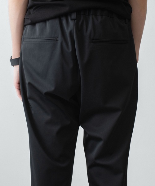 ATTACHMENT（アタッチメント）の「【 LIMITED 】ルカマットツイスト レギュラーフィット イージートラウザーズ / LUCA MATTE TWIST REGULAR FIT EASY TROUSERS（スラックス・メンズ・カーキ/ブラック・3/2/1/4）」の11枚目の写真