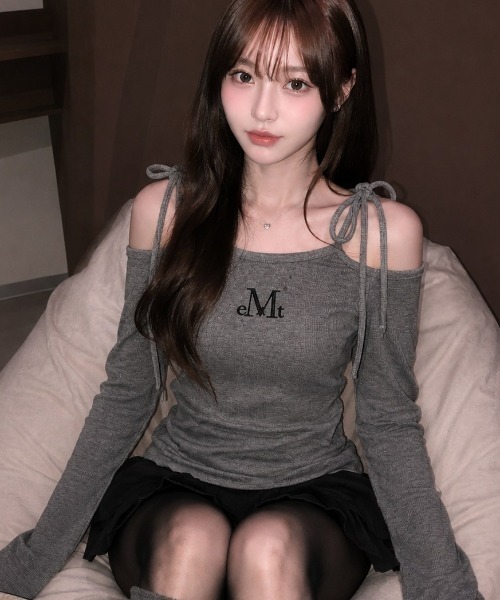 MUCENT（ムセント）の「A'GEM/9 × .kom 『MUCENT/ムセント』NEKI RIBBON OFF SHOULDER TEE/NEKIリボンオフショルダー長袖Tシャツ（Tシャツ/カットソー・レディース・ブラック/ホワイト/グレー・FREE）」の3枚目の写真