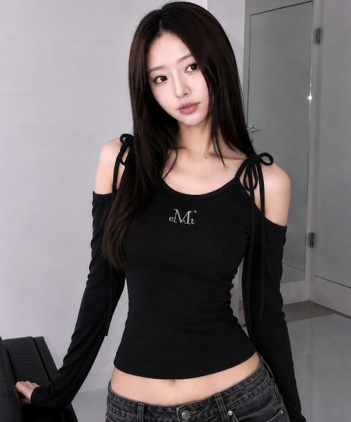 MUCENT（ムセント）の「A'GEM/9 × .kom 『MUCENT/ムセント』NEKI RIBBON OFF SHOULDER TEE/NEKIリボンオフショルダー長袖Tシャツ（Tシャツ/カットソー・レディース・ブラック/ホワイト/グレー・FREE）」の2枚目の写真