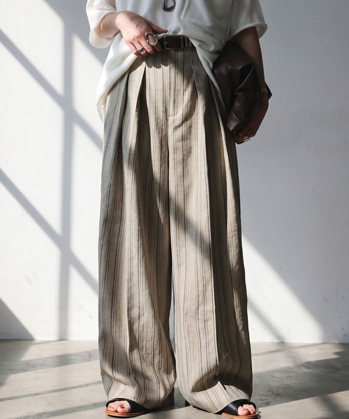 antiqua(アンティカ)の「ストライプ柄 タック ワイドパンツ(その他パンツ・レディース・ベージュ/ブラック・MEDIUM/LARGE)」の2枚目の写真