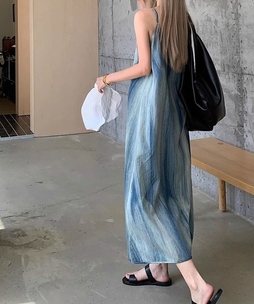 LUCPY(ラクピー)の「ヴィンテージライクキャミワンピース(ワンピース・レディース・ブルー・MEDIUM/SMALL/X-LARGE/LARGE)」の4枚目の写真
