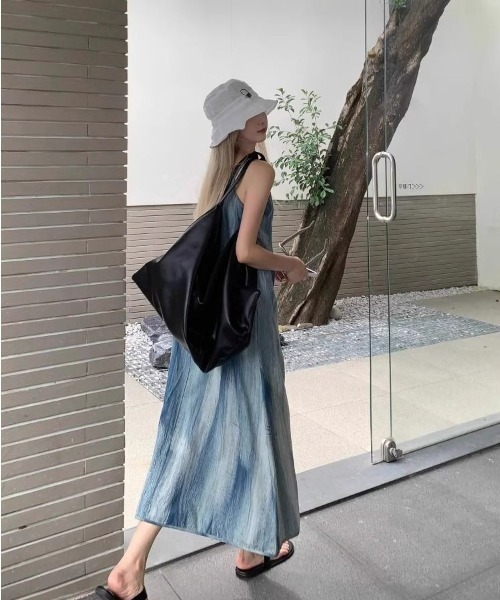 LUCPY(ラクピー)の「ヴィンテージライクキャミワンピース(ワンピース・レディース・ブルー・MEDIUM/SMALL/X-LARGE/LARGE)」の5枚目の写真