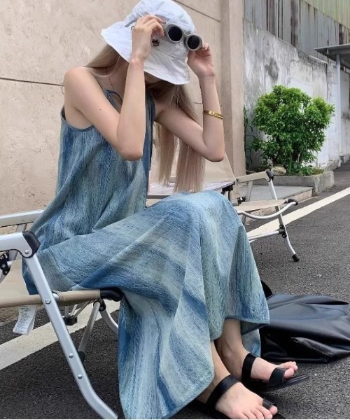 LUCPY(ラクピー)の「ヴィンテージライクキャミワンピース(ワンピース・レディース・ブルー・MEDIUM/SMALL/X-LARGE/LARGE)」の6枚目の写真