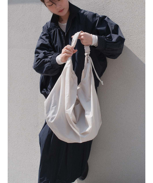 ACOC（アコック）の「Glossy Mid Tangle Twist Bag_Ivory（ショルダーバッグ・レディース・その他・FREE）」の3枚目の写真