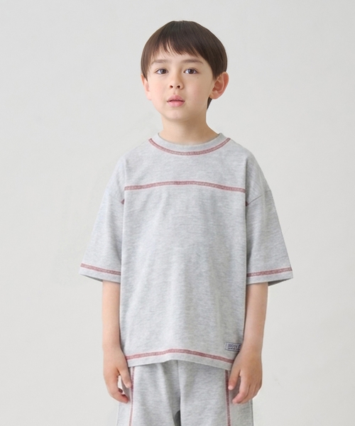 b・ROOM（ビールーム）の「【太陽から守る】【どちらが前でもOK】【遮熱天竺】配色ステッチTシャツ【子供服】【キッズ】【男の子】【女の子】（Tシャツ/カットソー・キッズ・ホワイト系/チャコール/ネイビー・130cm/110cm/140cm/120cm/100cm）」の2枚目の写真