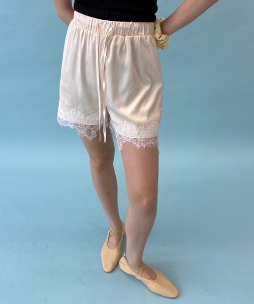 FUULLY STUDIO(フーリィーステューディオ)の「裾レースサテンショートパンツ(その他パンツ・レディース・ブラック/アイボリー・FREE)」の1枚目の写真