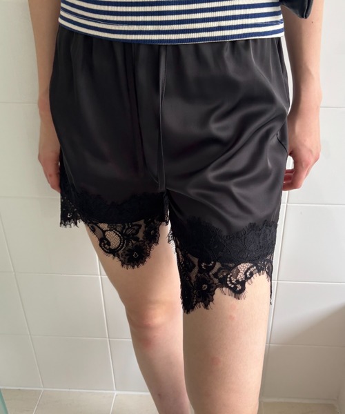 FUULLY STUDIO(フーリィーステューディオ)の「裾レースサテンショートパンツ(その他パンツ・レディース・ブラック/アイボリー・FREE)」の2枚目の写真