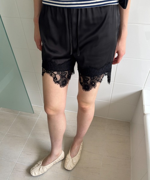 FUULLY STUDIO(フーリィーステューディオ)の「裾レースサテンショートパンツ(その他パンツ・レディース・ブラック/アイボリー・FREE)」の8枚目の写真