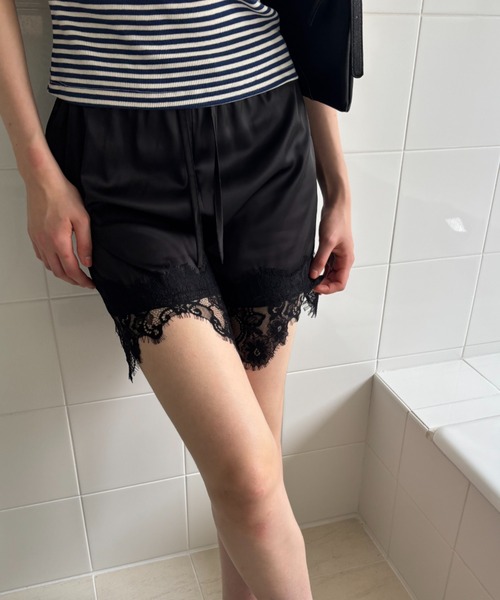 FUULLY STUDIO(フーリィーステューディオ)の「裾レースサテンショートパンツ(その他パンツ・レディース・ブラック/アイボリー・FREE)」の9枚目の写真