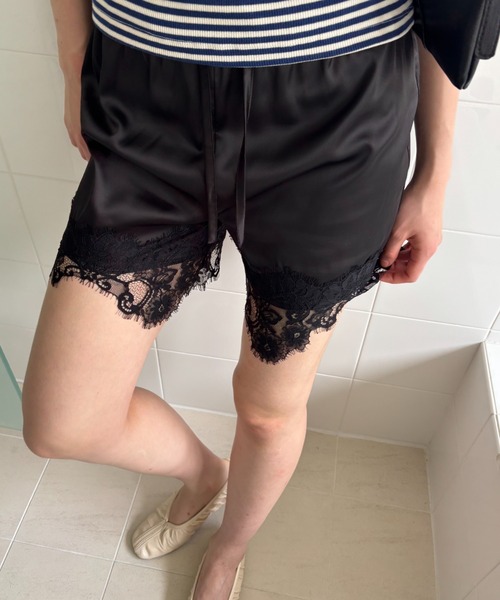FUULLY STUDIO(フーリィーステューディオ)の「裾レースサテンショートパンツ(その他パンツ・レディース・ブラック/アイボリー・FREE)」の10枚目の写真