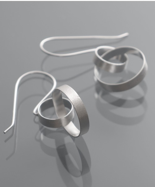 YArKA（ヤーカ）の「【YArKA/ヤーカ】twin dancing loops earring(pierce) [ftdtf15] / 表面加工フックピアス（ピアス（両耳用）・レディース・ゴールド/シルバー・FREE）」の7枚目の写真