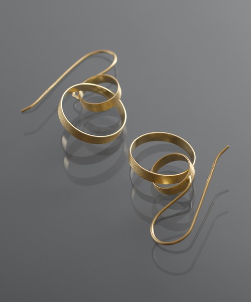 YArKA（ヤーカ）の「【YArKA/ヤーカ】twin dancing loops earring(pierce) [ftdtf15] / 表面加工フックピアス（ピアス（両耳用）・レディース・ゴールド/シルバー・FREE）」の11枚目の写真