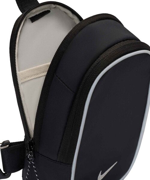 NIKE(ナイキ)の「ナイキ コミュート クロスボディバッグ (1L) / Nike Commute Crossbody Bag (1L) IQ1279-010 Black(ボディバッグ/ウエストポーチ・メンズ・ブラック・ONE SIZE)」の4枚目の写真