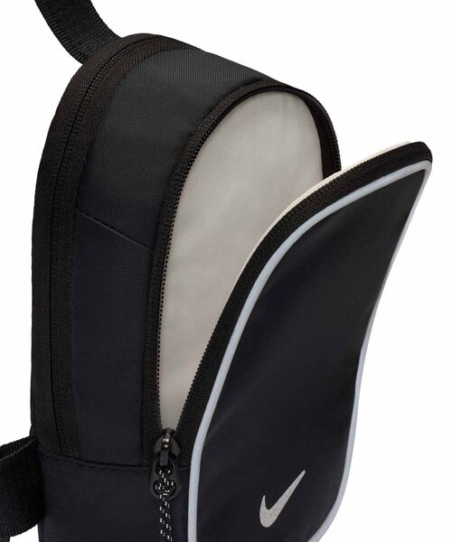 NIKE(ナイキ)の「ナイキ コミュート クロスボディバッグ (1L) / Nike Commute Crossbody Bag (1L) IQ1279-010 Black(ボディバッグ/ウエストポーチ・メンズ・ブラック・ONE SIZE)」の5枚目の写真