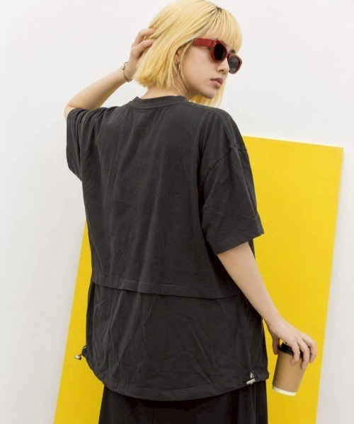KAMINARI_TOKIO(カミナリトキオ)の「異素材ドローコードZIPポケットTシャツ(Tシャツ/カットソー・レディース・チャコールグレー/ブラック・FREE)」の4枚目の写真