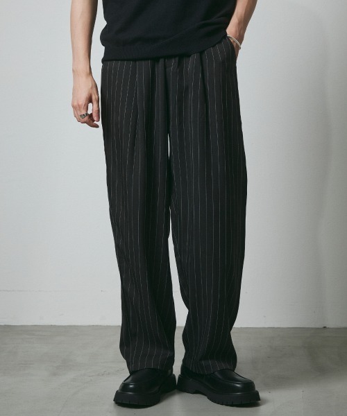 DAZE(デイズ)の「ピンストライプ タック ワイドスラックスパンツ(スラックス・メンズ・ブラック系/グレー系・SMALL/MEDIUM/LARGE/X-LARGE)」の1枚目の写真