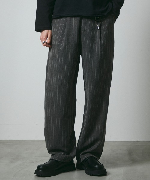 DAZE(デイズ)の「ピンストライプ タック ワイドスラックスパンツ(スラックス・メンズ・ブラック系/グレー系・SMALL/MEDIUM/LARGE/X-LARGE)」の2枚目の写真