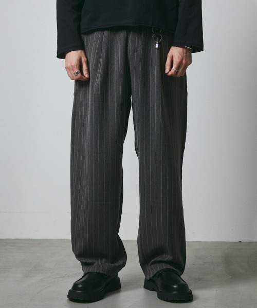 DAZE(デイズ)の「ピンストライプ タック ワイドスラックスパンツ(スラックス・メンズ・ブラック系/グレー系・SMALL/MEDIUM/LARGE/X-LARGE)」の22枚目の写真