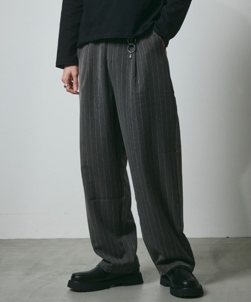 DAZE(デイズ)の「ピンストライプ タック ワイドスラックスパンツ(スラックス・メンズ・ブラック系/グレー系・SMALL/MEDIUM/LARGE/X-LARGE)」の16枚目の写真