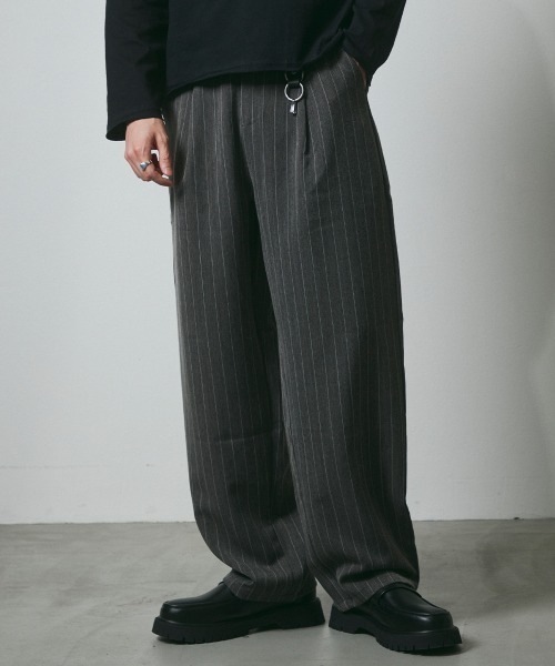 DAZE(デイズ)の「ピンストライプ タック ワイドスラックスパンツ(スラックス・メンズ・ブラック系/グレー系・SMALL/MEDIUM/LARGE/X-LARGE)」の17枚目の写真
