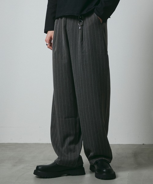 DAZE(デイズ)の「ピンストライプ タック ワイドスラックスパンツ(スラックス・メンズ・ブラック系/グレー系・SMALL/MEDIUM/LARGE/X-LARGE)」の9枚目の写真