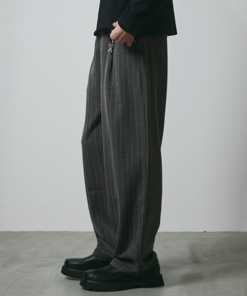 DAZE(デイズ)の「ピンストライプ タック ワイドスラックスパンツ(スラックス・メンズ・ブラック系/グレー系・SMALL/MEDIUM/LARGE/X-LARGE)」の11枚目の写真